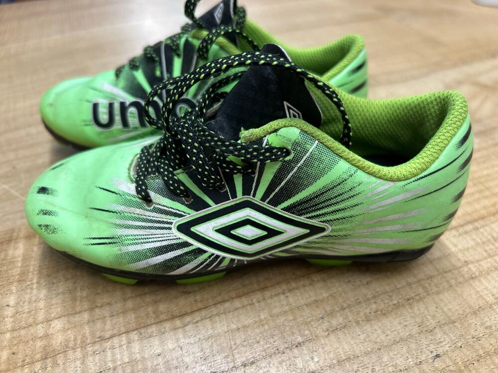 Umbro soccer cleats Soccer Shoes Size 10 kids